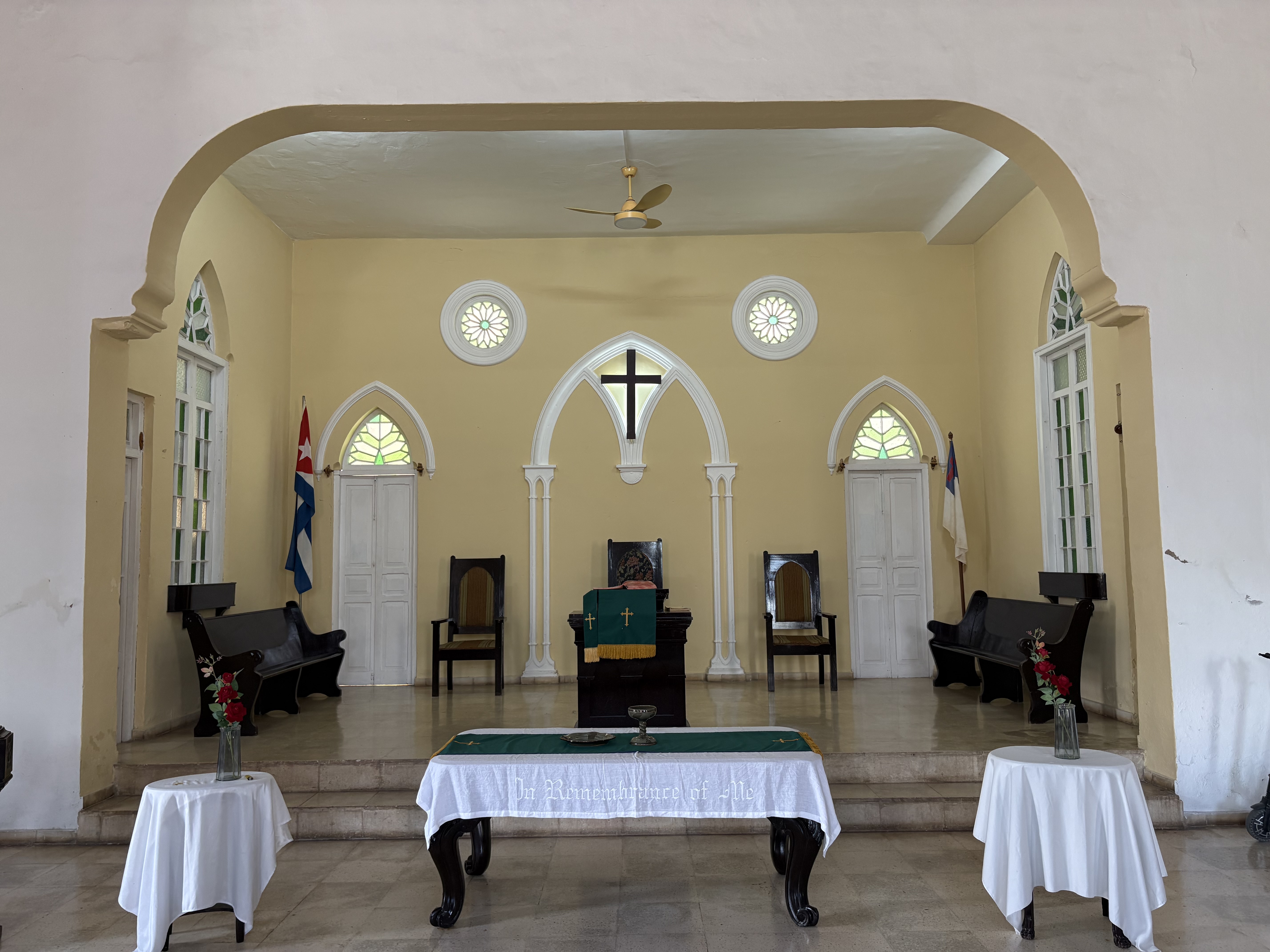 Interior de la Iglesia Juan G. Hall